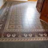 Appena entrati il nostro sguardo viene subito attratto dallo splendido pavimento: qui infatti sono ancora visibili i vivaci colori delle originali cementine raffiguranti intricati motivi floreali e geometrici
